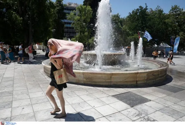 Θερμόμετρο δείχνει υψηλή θερμοκρασία κατά τη διάρκεια καύσωνα στην Ελλάδα