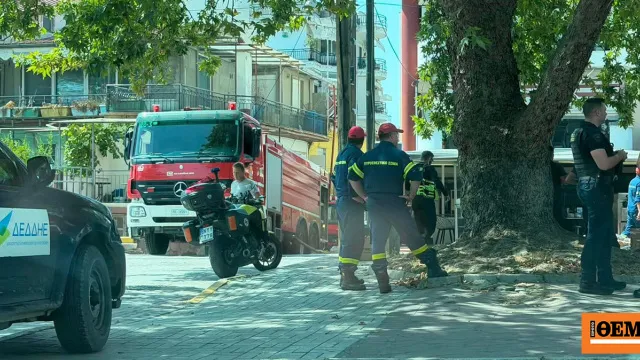 Πυροσβέστες επιχειρούν σε φωτιά διαμερίσματος στον Εύοσμο