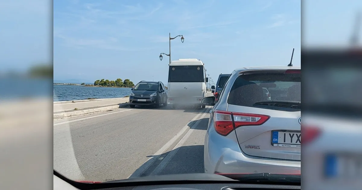 Τουριστικό λεωφορείο κάνει επικίνδυνη προσπέραση στη γέφυρα Λευκάδας