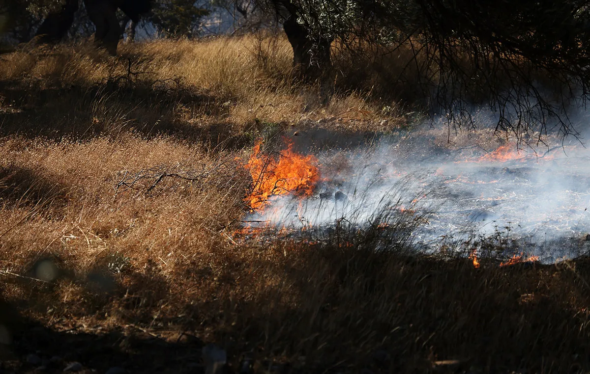Πυροσβέστες επιχειρούν σε πυρκαγιά στο Κορωπί Αττικής