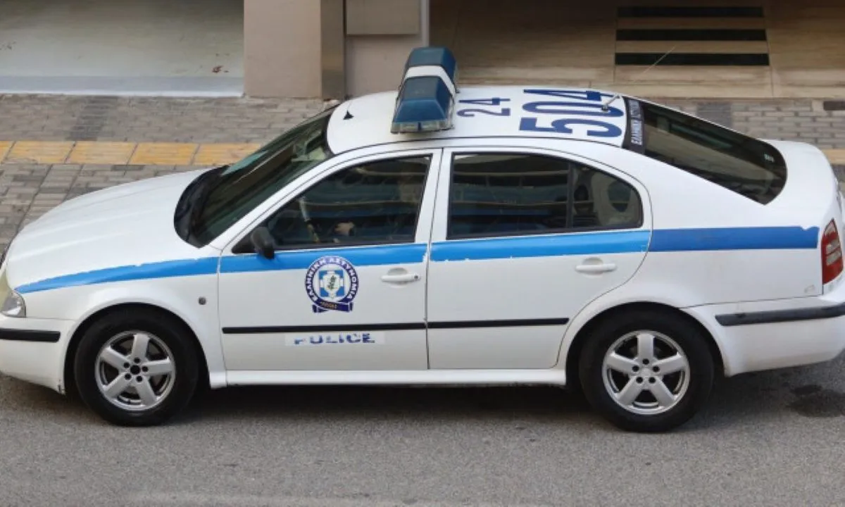 Αστυνομικοί συλλαμβάνουν δράστες απάτης σε βάρος ηλικιωμένης