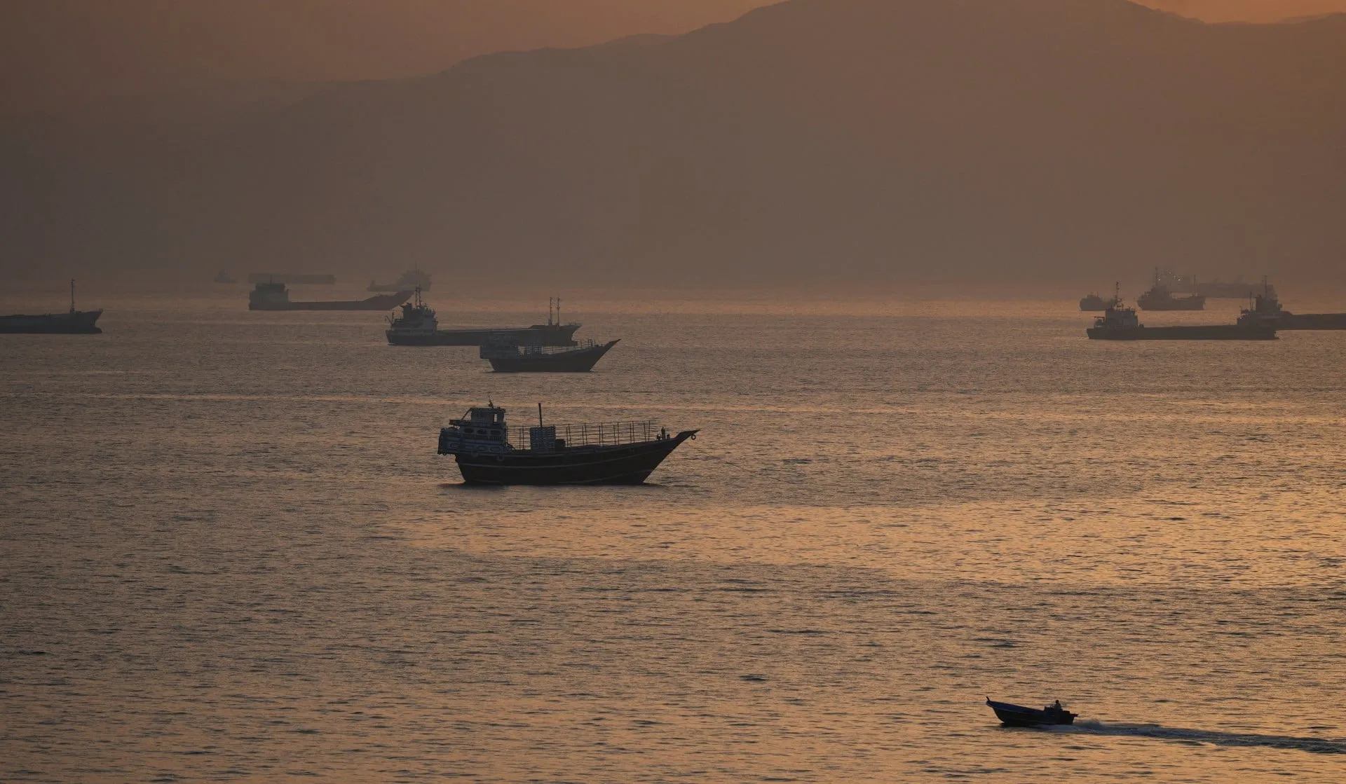 Δεξαμενόπλοιο πετρελαίου στα Στενά του Ορμούζ