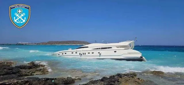 Πολυτελές γιοτ κολλημένο στα αβαθή Δρεπάνου Αχαΐας