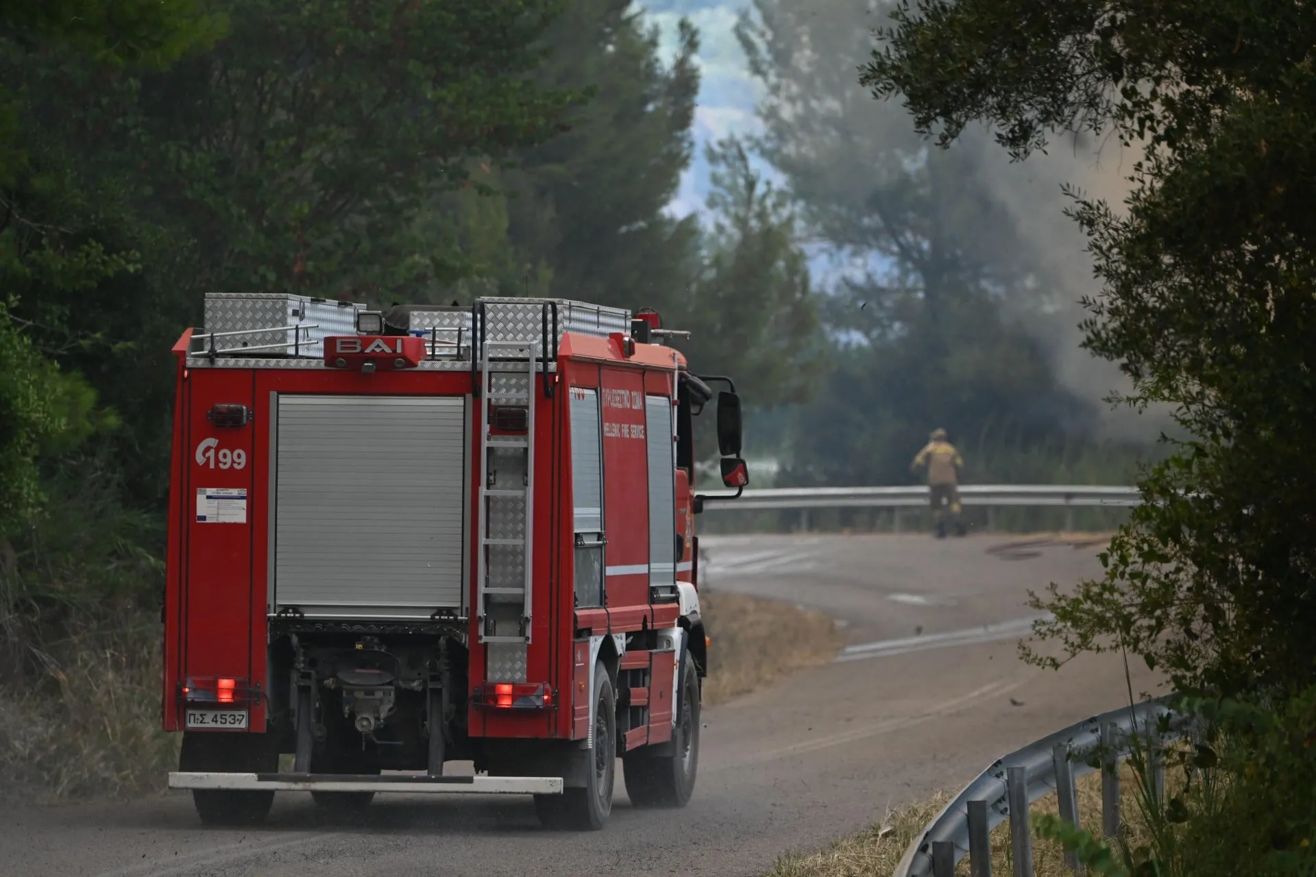 Ανεμοστρόβιλος μέσα στο μέτωπο πυρκαγιάς στο Μουζάκι Ηλείας
