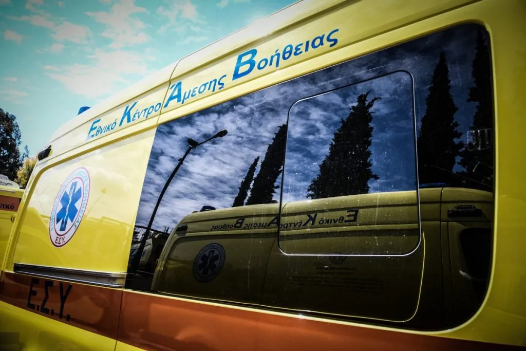 Χωριό Χουλιαράδες Τζουμέρκα ασθενοφόρο ΕΚΑΒ