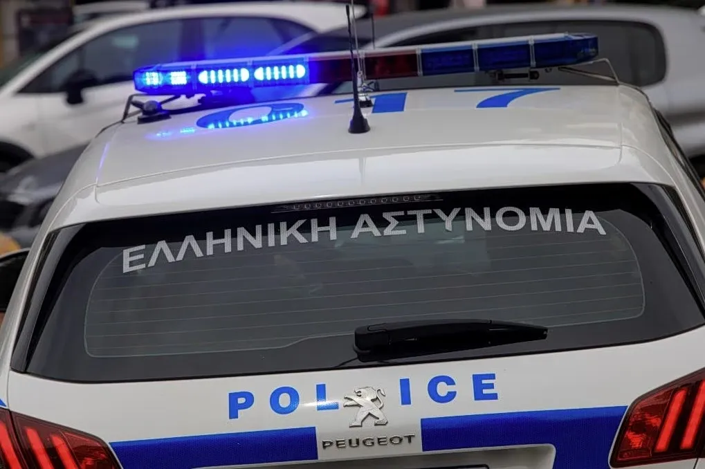 Αστυνομικοί συλλαμβάνουν 24χρονη για κλοπή κοσμημάτων στο Ρέθυμνο