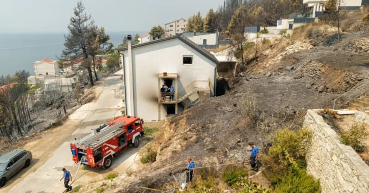 Πυρκαγιά και φλόγες στις ακτές του Όμις στην Κροατία