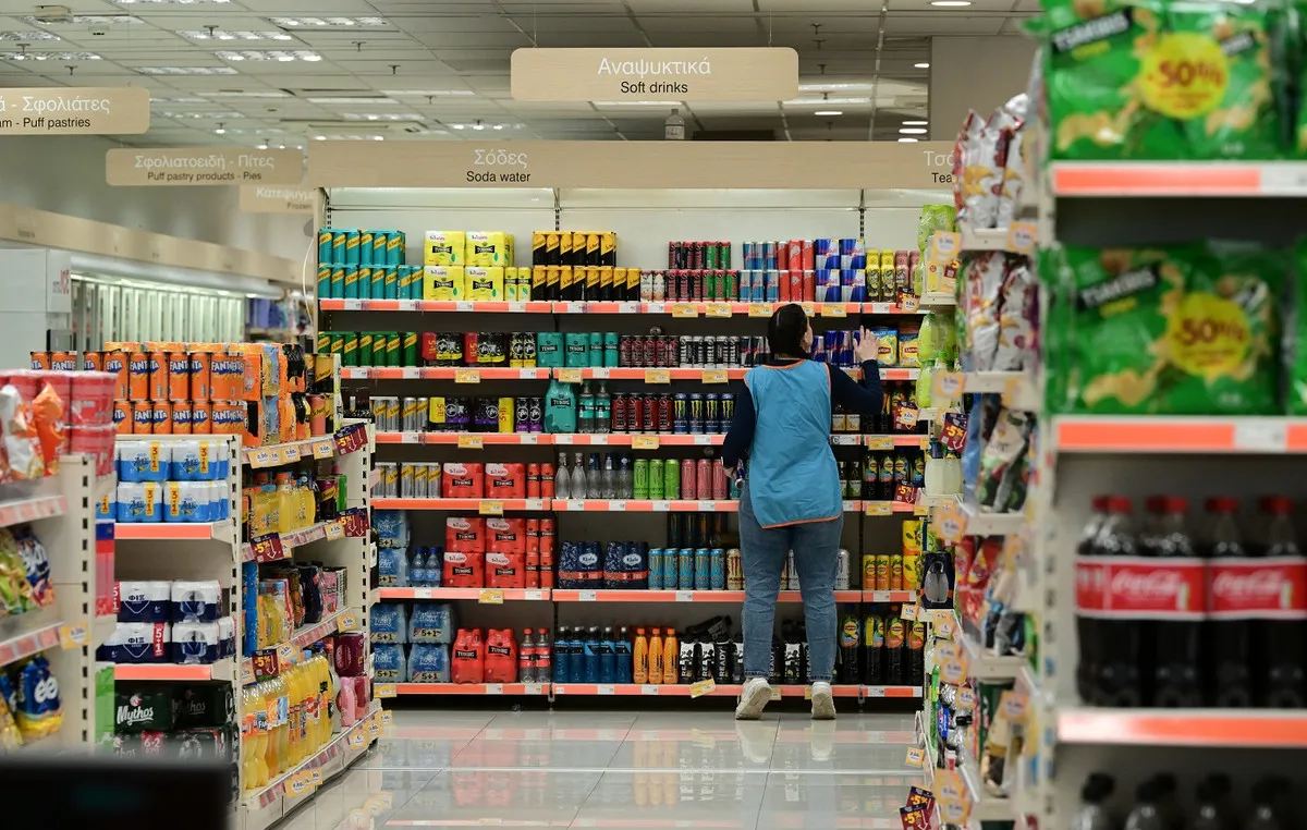 Ράφια σούπερ μάρκετ με προϊόντα σε μειωμένες τιμές