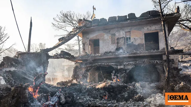 Πυροσβέστες επιχειρούν σε πυρκαγιά στη Σαλαμίνα