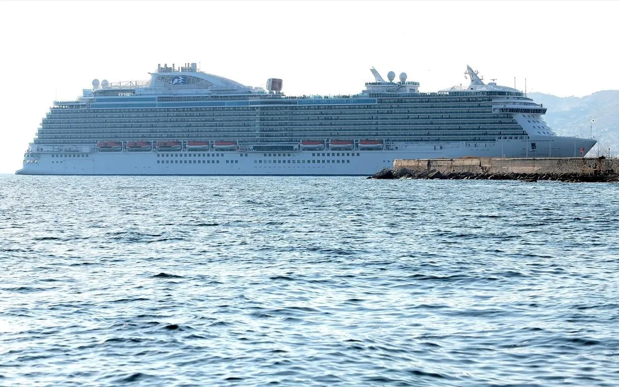 Κρουαζιερόπλοιο στο λιμάνι του Πειραιά