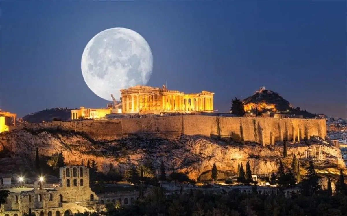 Πανσέληνος του Οξύρρυγχου πάνω από αρχαιολογικό χώρο