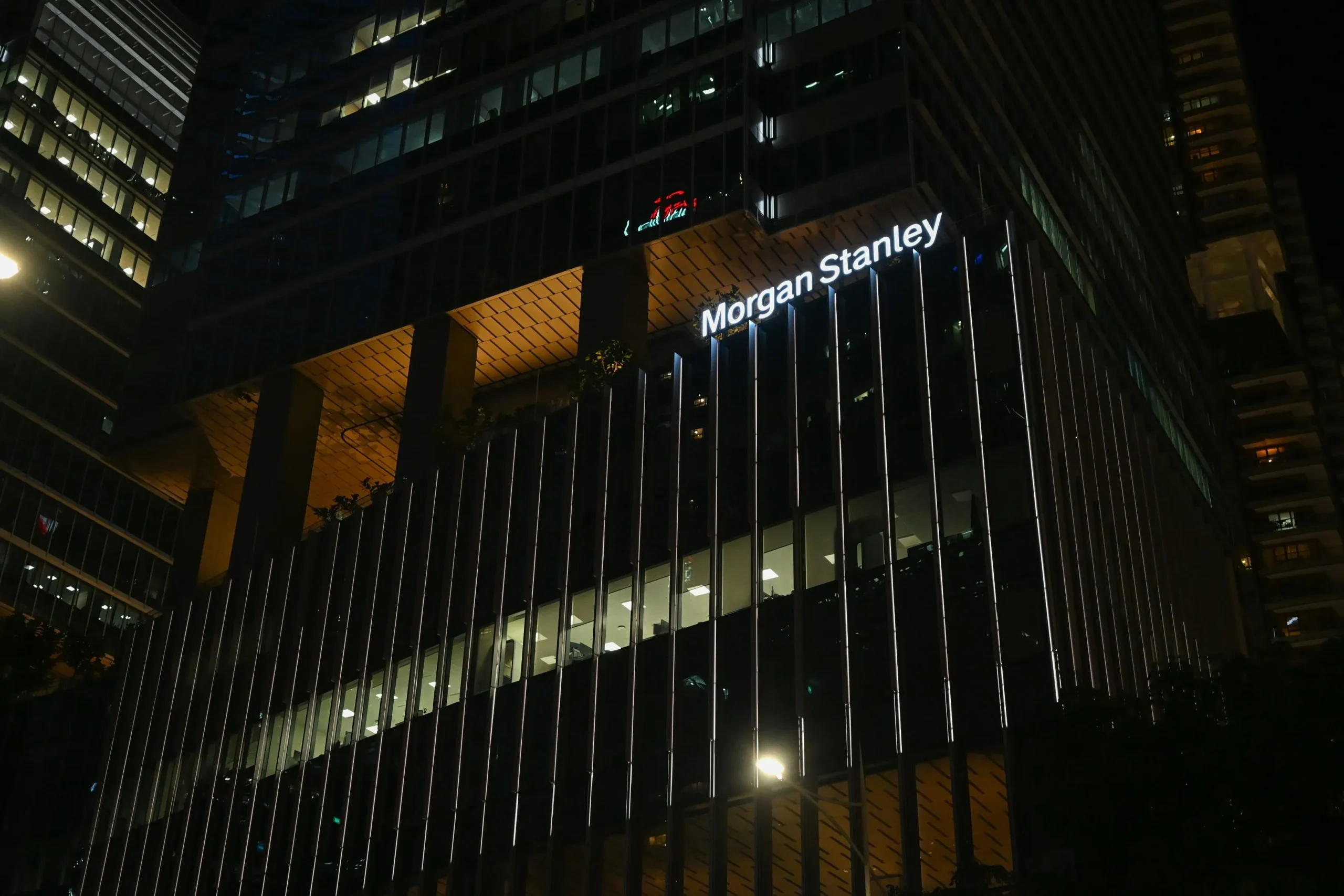 Λογότυπο και γραφεία της Morgan Stanley στη Wall Street