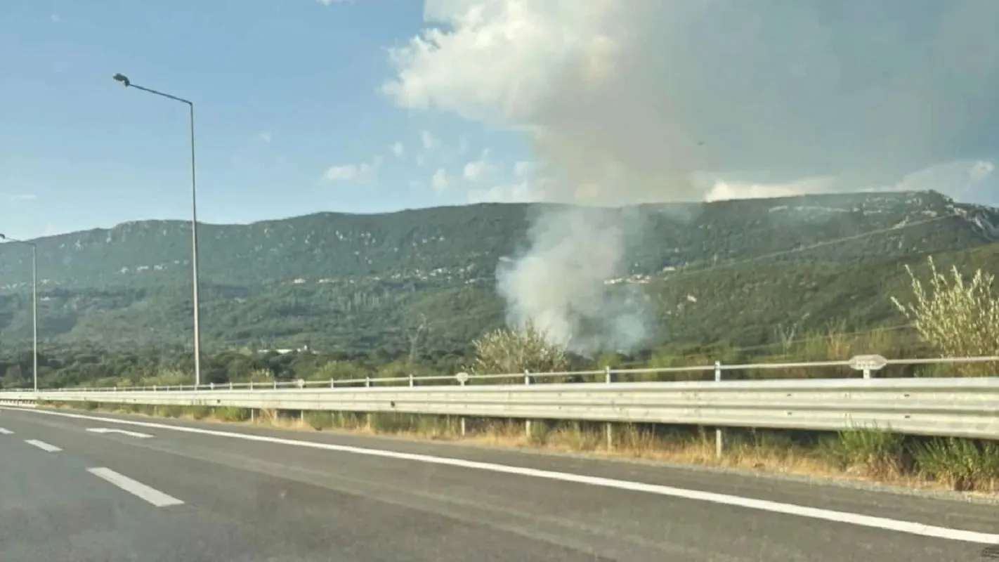Ελικόπτερο ρίχνει νερό σε δασική πυρκαγιά στα Ιωάννινα
