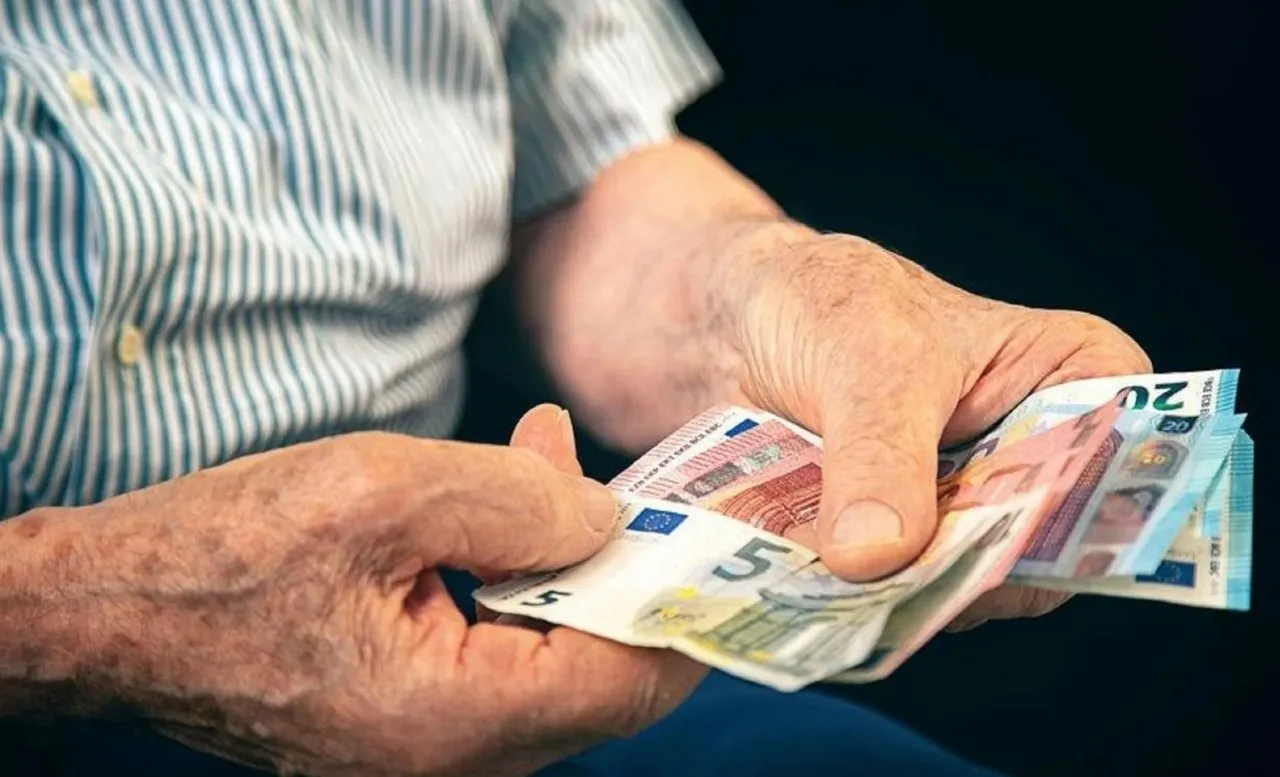 Συνταξιούχος ελέγχει την πληρωμή σύνταξης σε ΑΤΜ