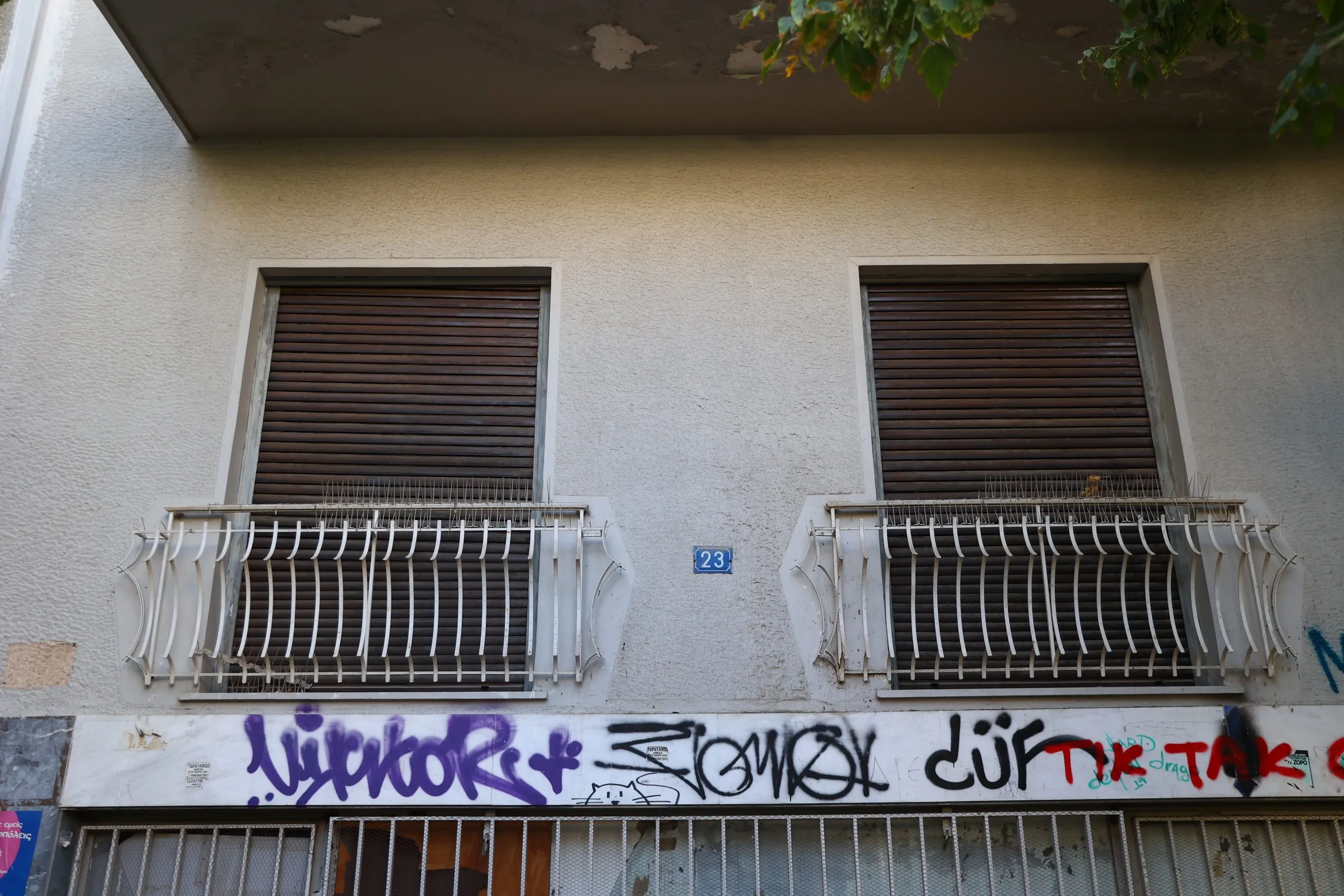 Αστυνομικοί έξω από διαμέρισμα στην Κυψέλη