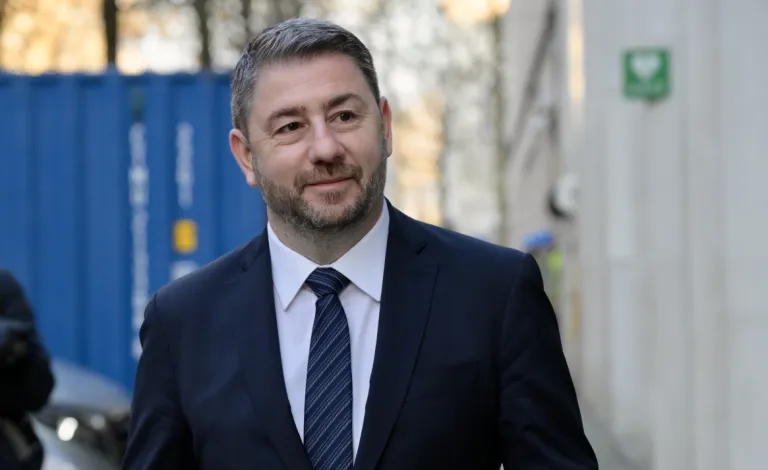 Ο Μίλτος Τεντόγλου πανηγυρίζει το χρυσό μετάλλιο στο άλμα εις μήκος