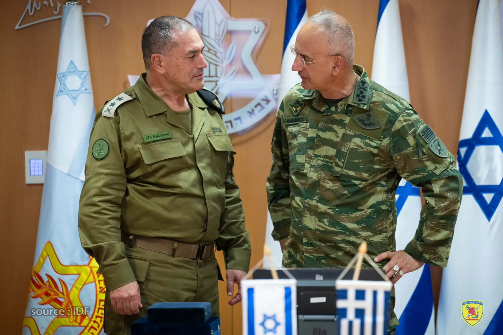 Ο Στρατηγός Χούπης με τον Αντιστράτηγο Zamir στο Ισραήλ