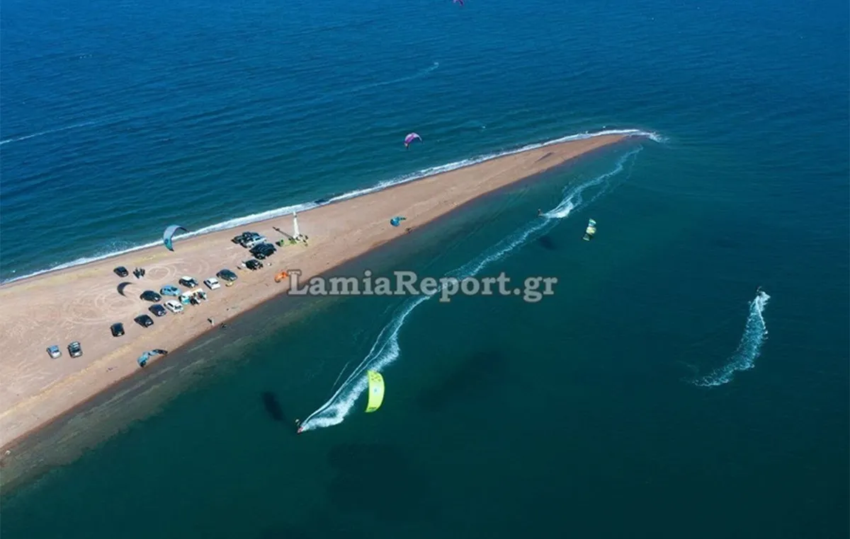 Kitesurfer στη θάλασσα στις Ράχες Φθιώτιδας