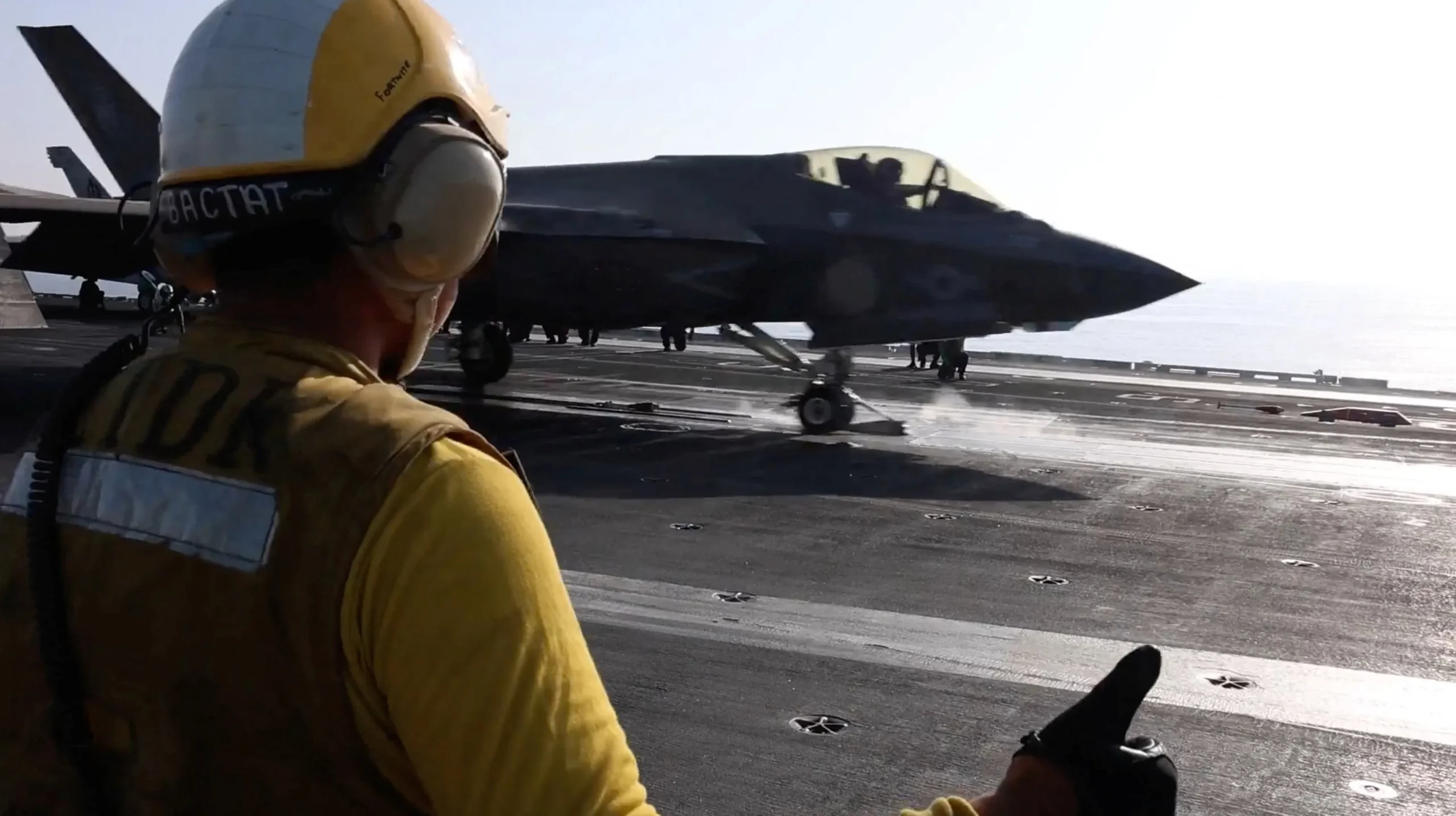 Αμερικανικό πολεμικό πλοίο στα Στενά του Ορμούζ