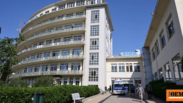 Ασθενοφόρο και γιατροί σε νοσοκομείο για δωρεά οργάνων