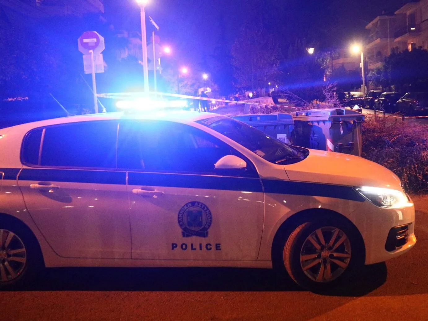 Αστυνομικές δυνάμεις έξω από τη Δομή Φιλοξενίας Μεταναστών στη Σιντική Σερρών