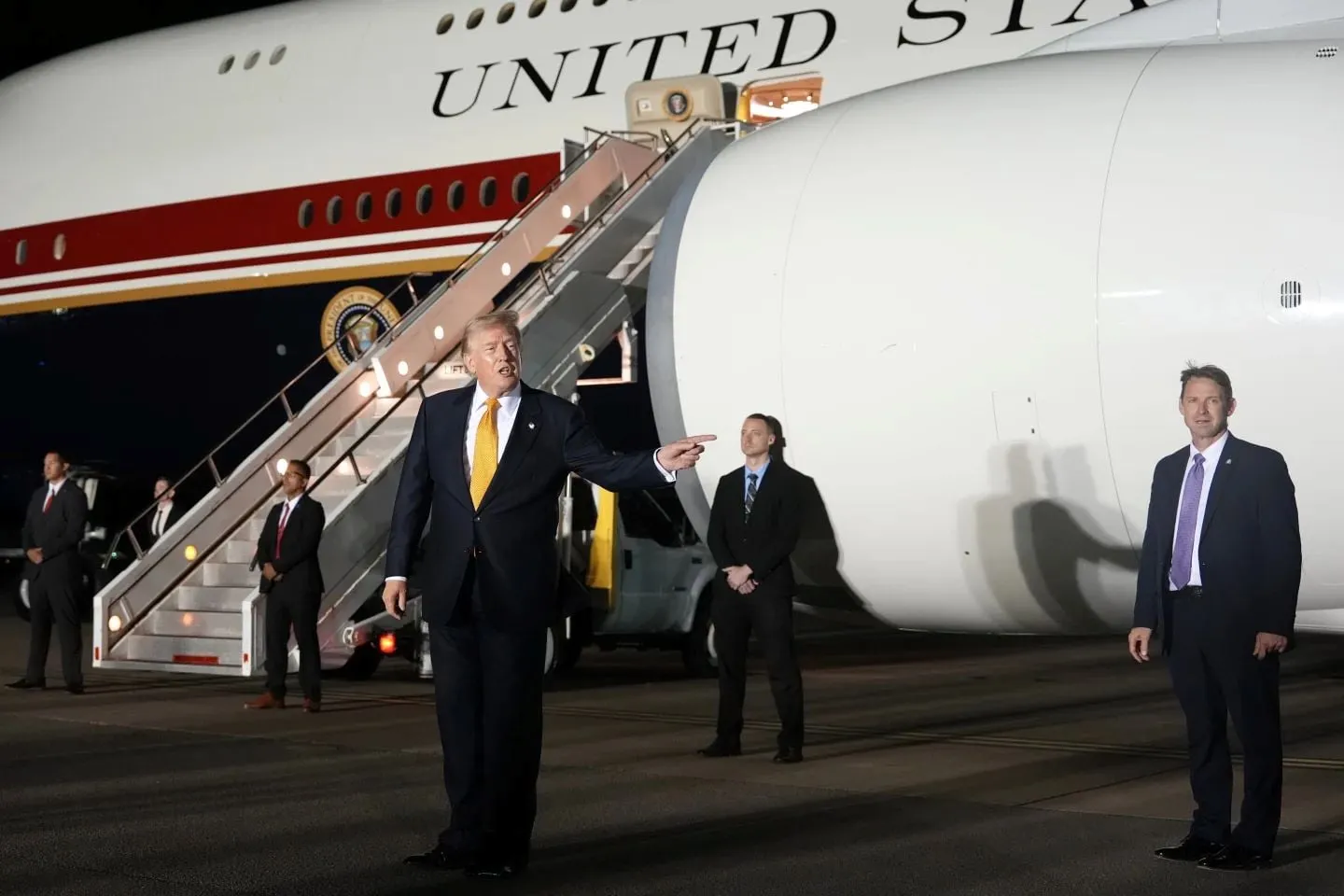 Ο Τραμπ δίπλα στο Air Force One σε αεροδρόμιο