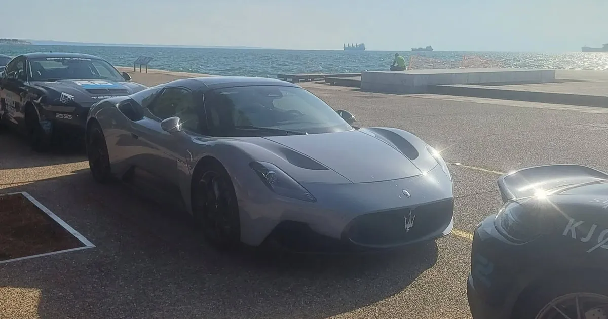 Πολυτελές αυτοκίνητο supercar στη Νέα Παραλία Θεσσαλονίκης