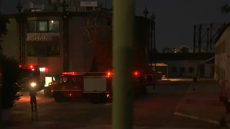 Πυροσβέστες σβήνουν φωτιά στην Τεχνόπολη Αθηνών στο Γκάζι
