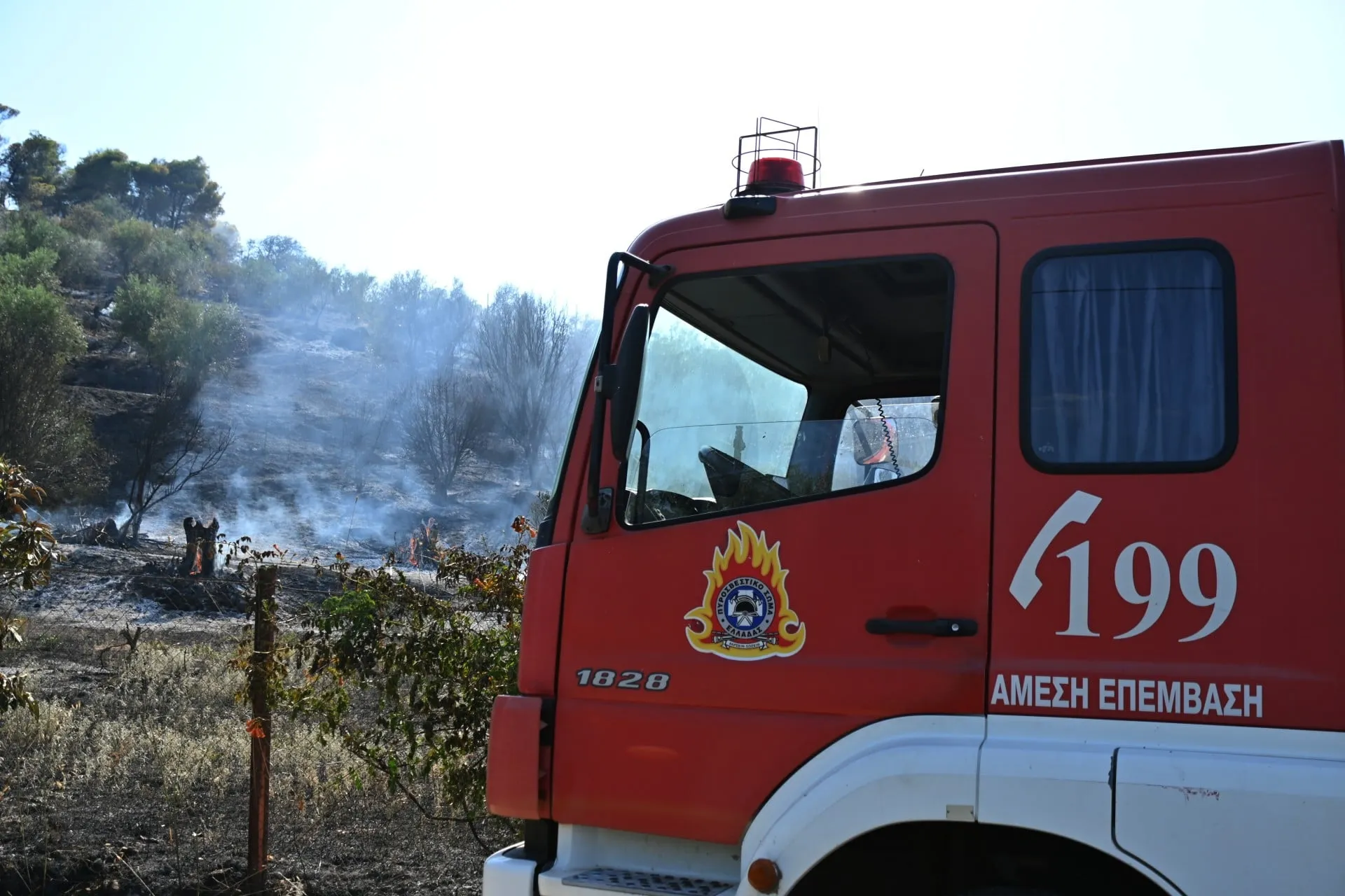 Πυρκαγιά και δίκτυο ΔΕΔΔΗΕ στην Κρύα Βρύση Ρεθύμνου