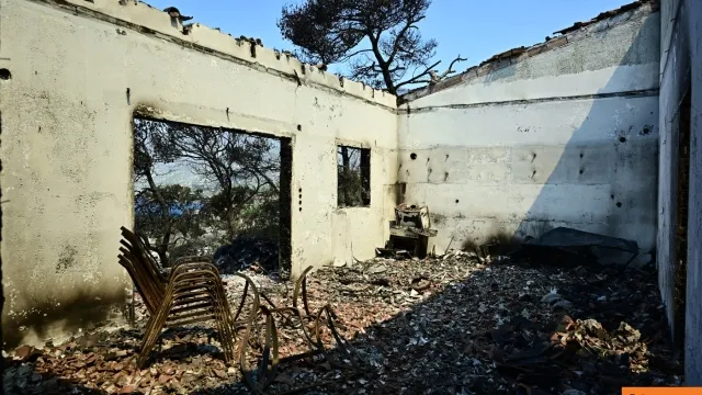 Κατεστραμμένο κτίριο από πυρκαγιά σε ελληνική περιοχή
