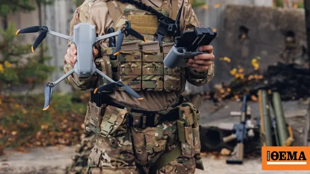 Στρατιώτης χειρίζεται drone σε πεδίο μάχης στην Ουκρανία