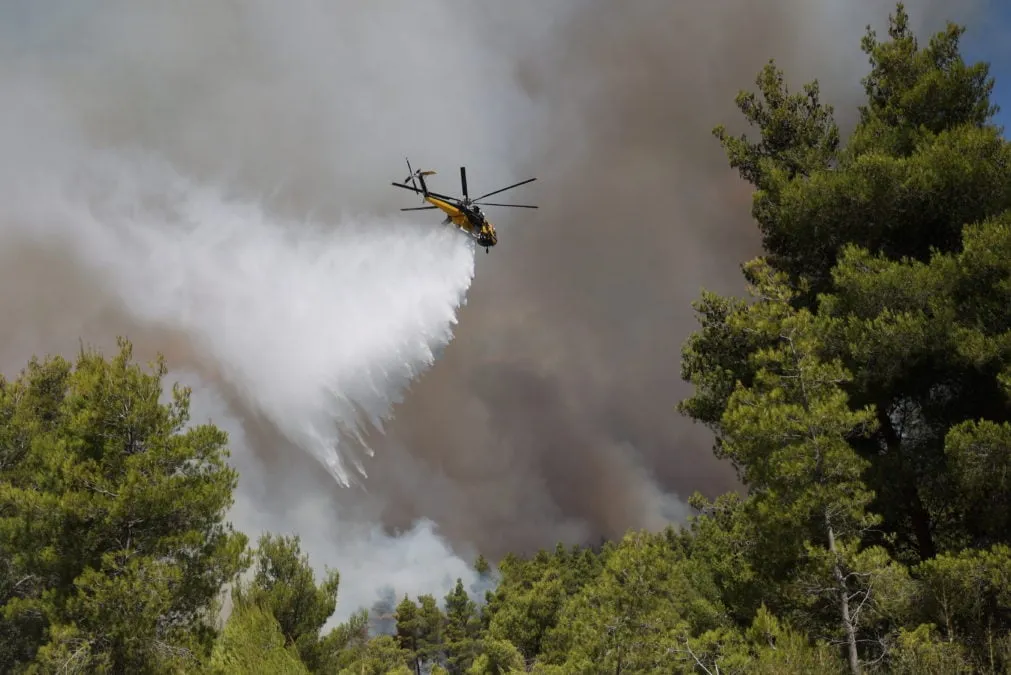 Πυροσβεστικό ελικόπτερο επιχειρεί σε δασική πυρκαγιά στη Χαλκιδική