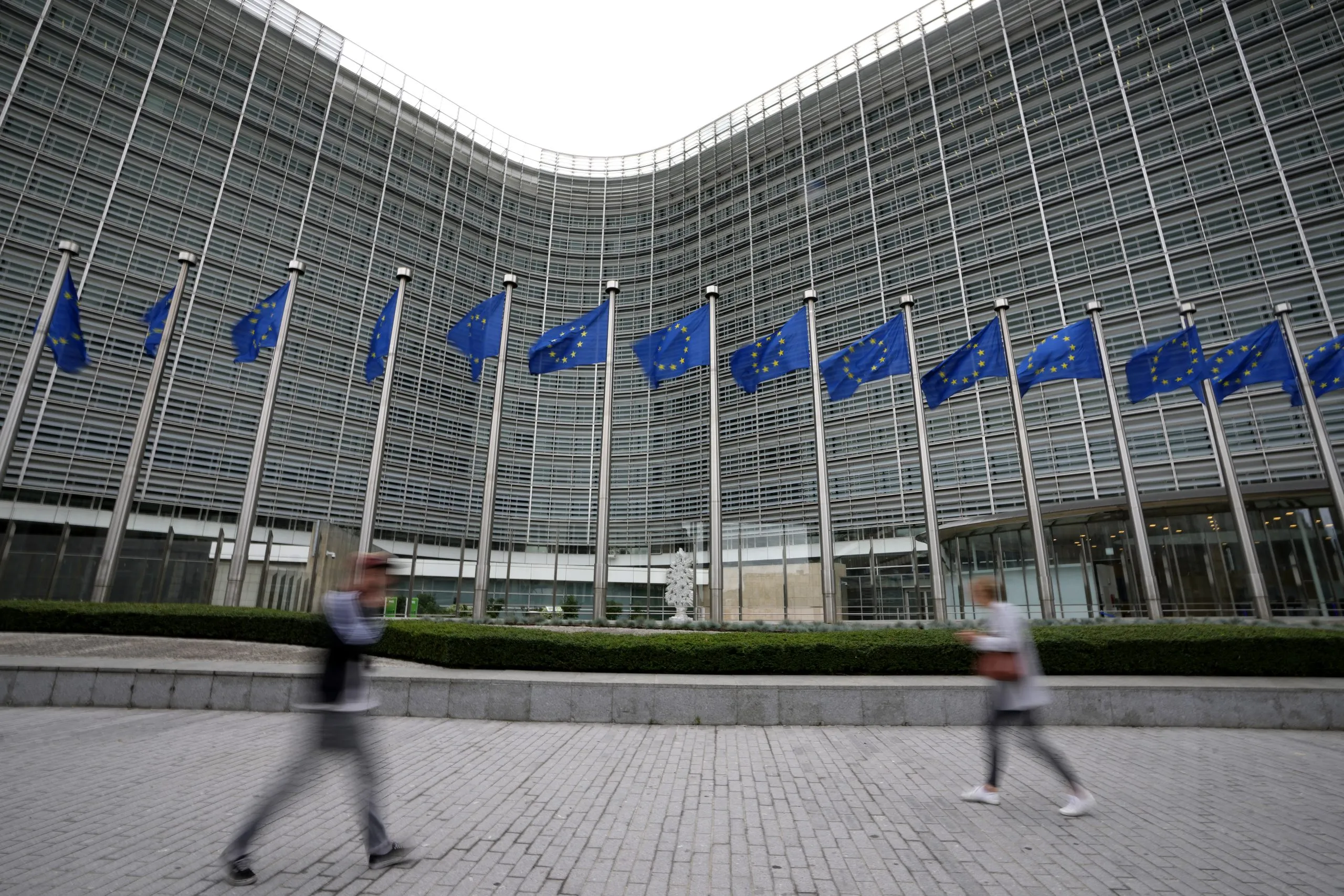 Σημαίες ΕΕ και Ουκρανίας συμβολίζουν την οικονομική στήριξη