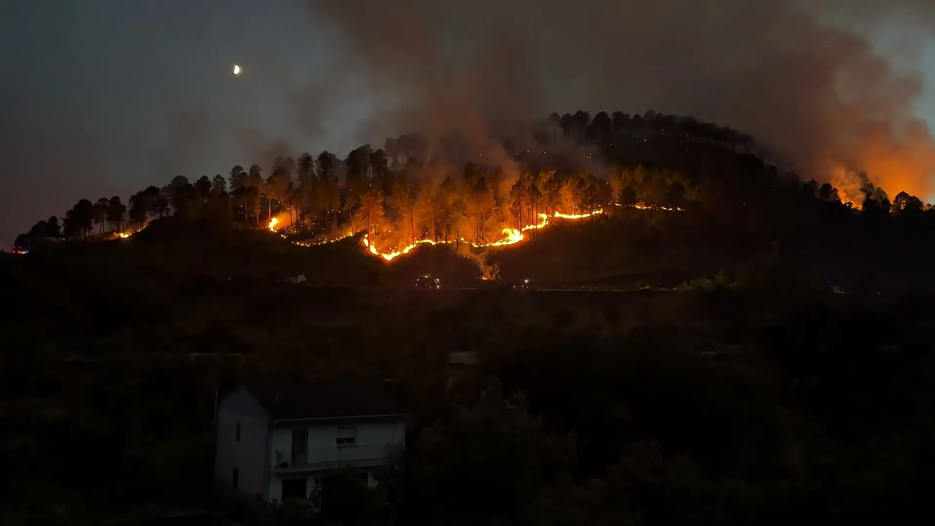 Πυρκαγιά και εκκένωση κατοίκων στη Γκάτοβα Βαλένθιας