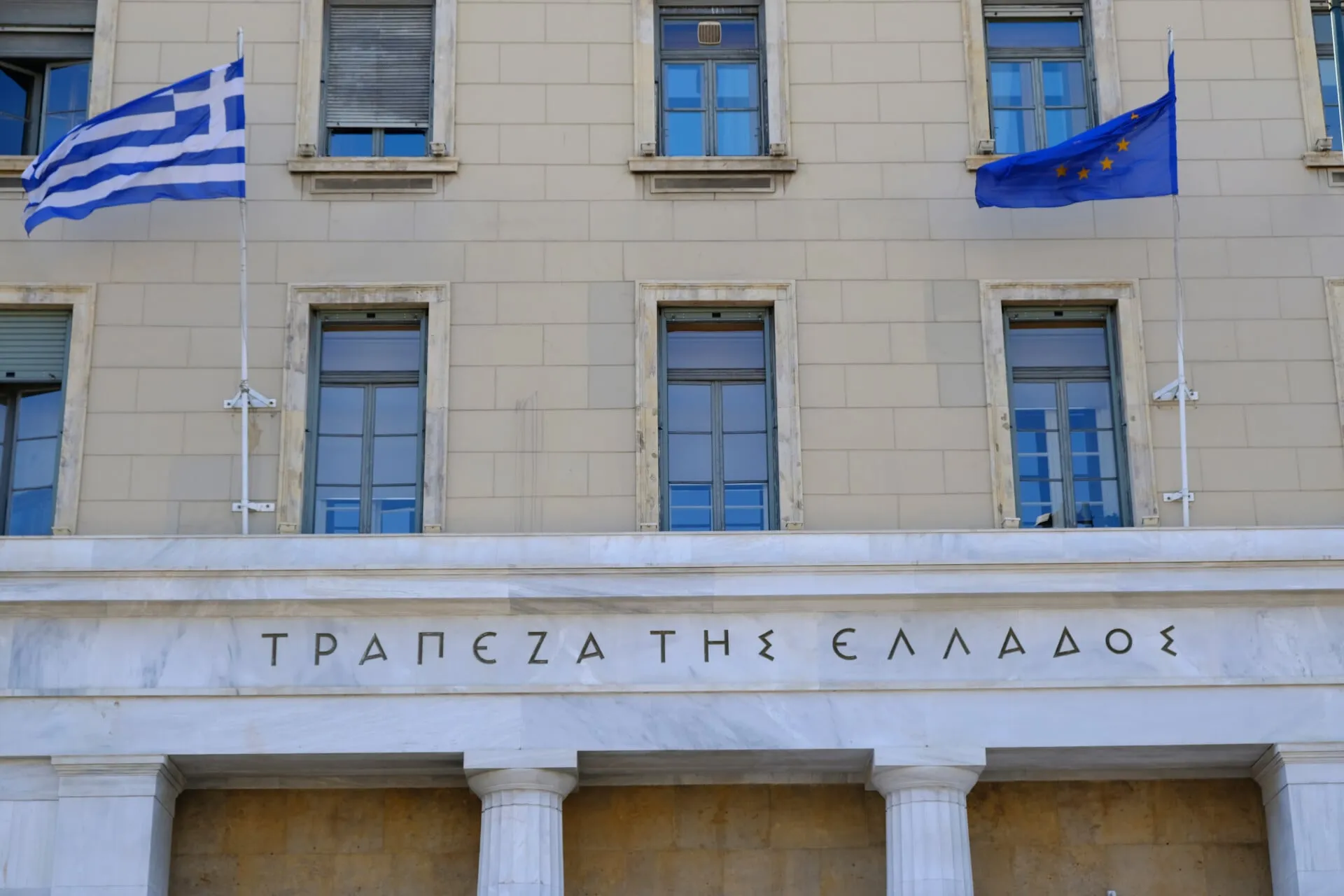 Τουρίστες σε ελληνικό λιμάνι με σημαία Ελλάδος