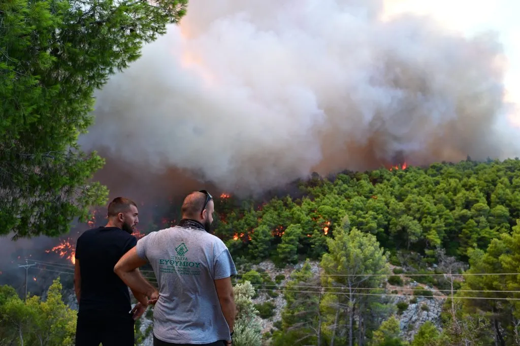 πυροσβέστες μάχονται με τις φλόγες στη Βένιζα