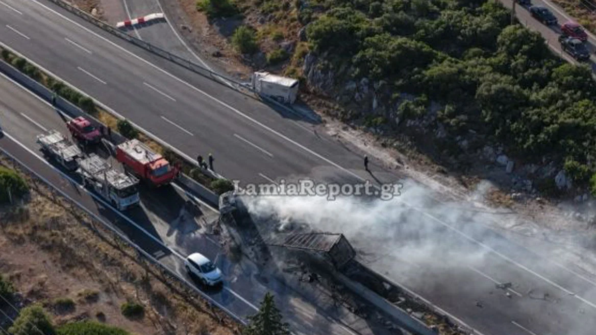Καμένο φορτηγό μετά από τροχαίο στη Φθιώτιδα