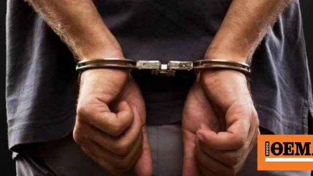Πυροσβέστες σβήνουν φωτιά σε όχημα στην Τροιζήνα