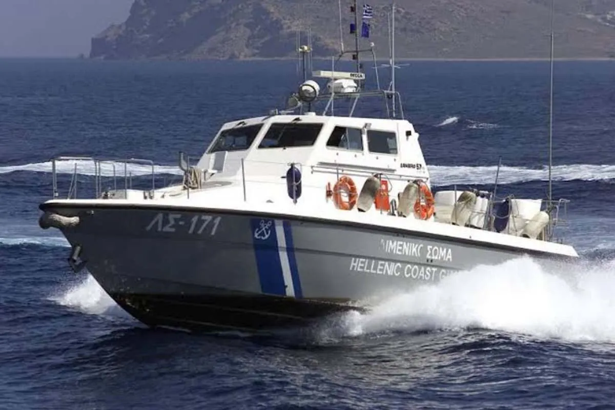 Σκάφος Λιμενικού στη θαλάσσια περιοχή Μετώπης Σαρωνικού