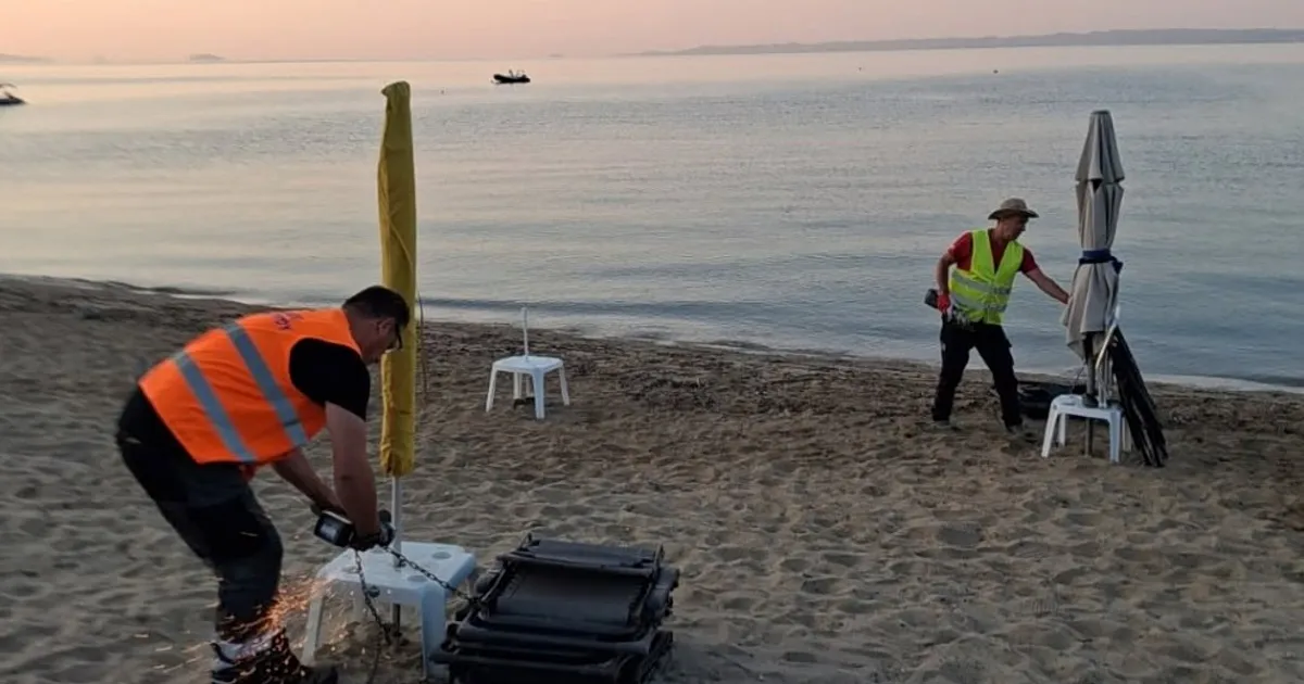 Ομπρέλες και ξαπλώστρες αφαιρούνται από παραλία Γερακινής
