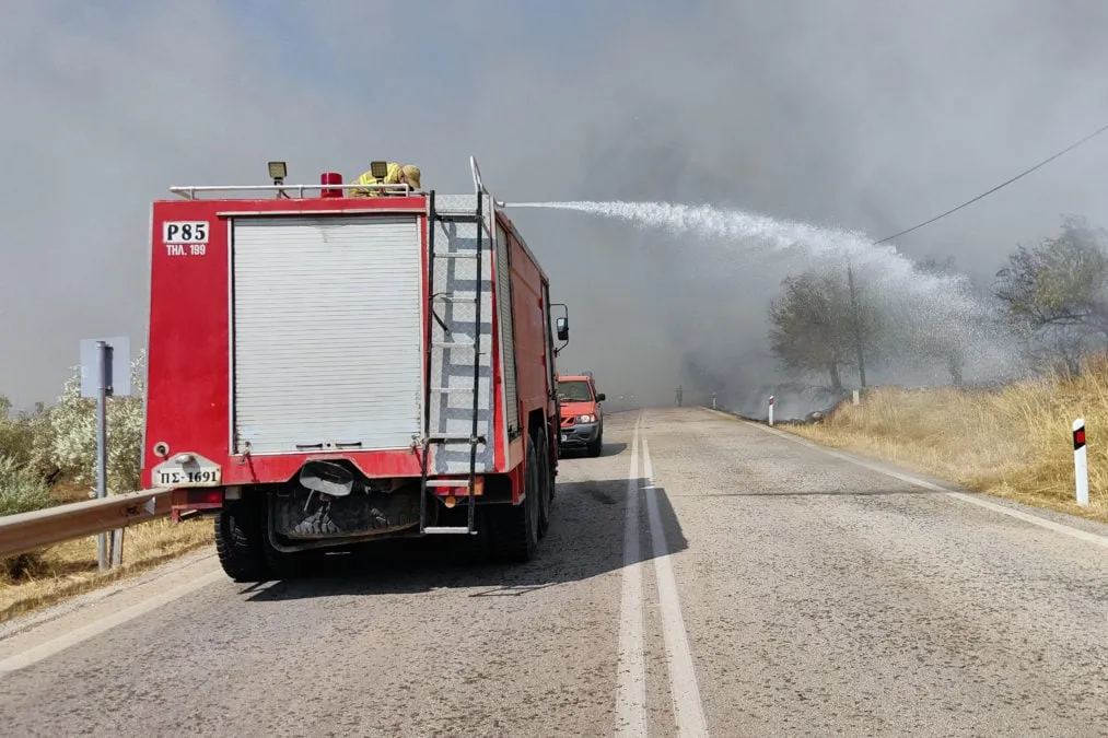 Πυροσβέστες επιχειρούν σε πυρκαγιά στην ελληνική ύπαιθρο
