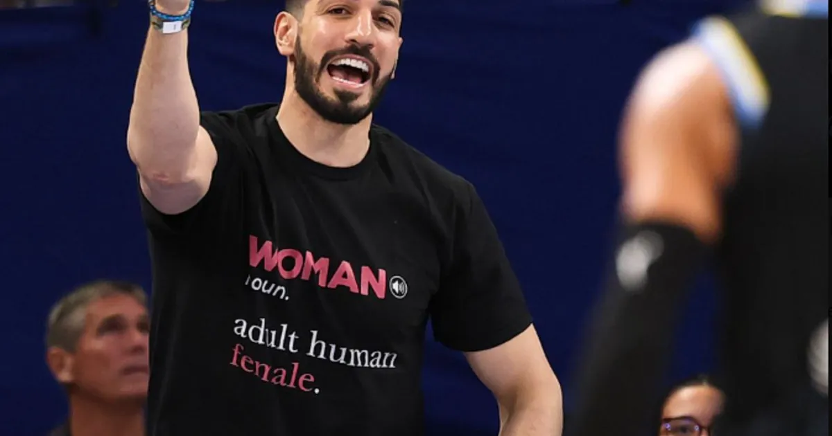 Ο Ενές Καντέρ στις εξέδρες αγώνα του WNBA