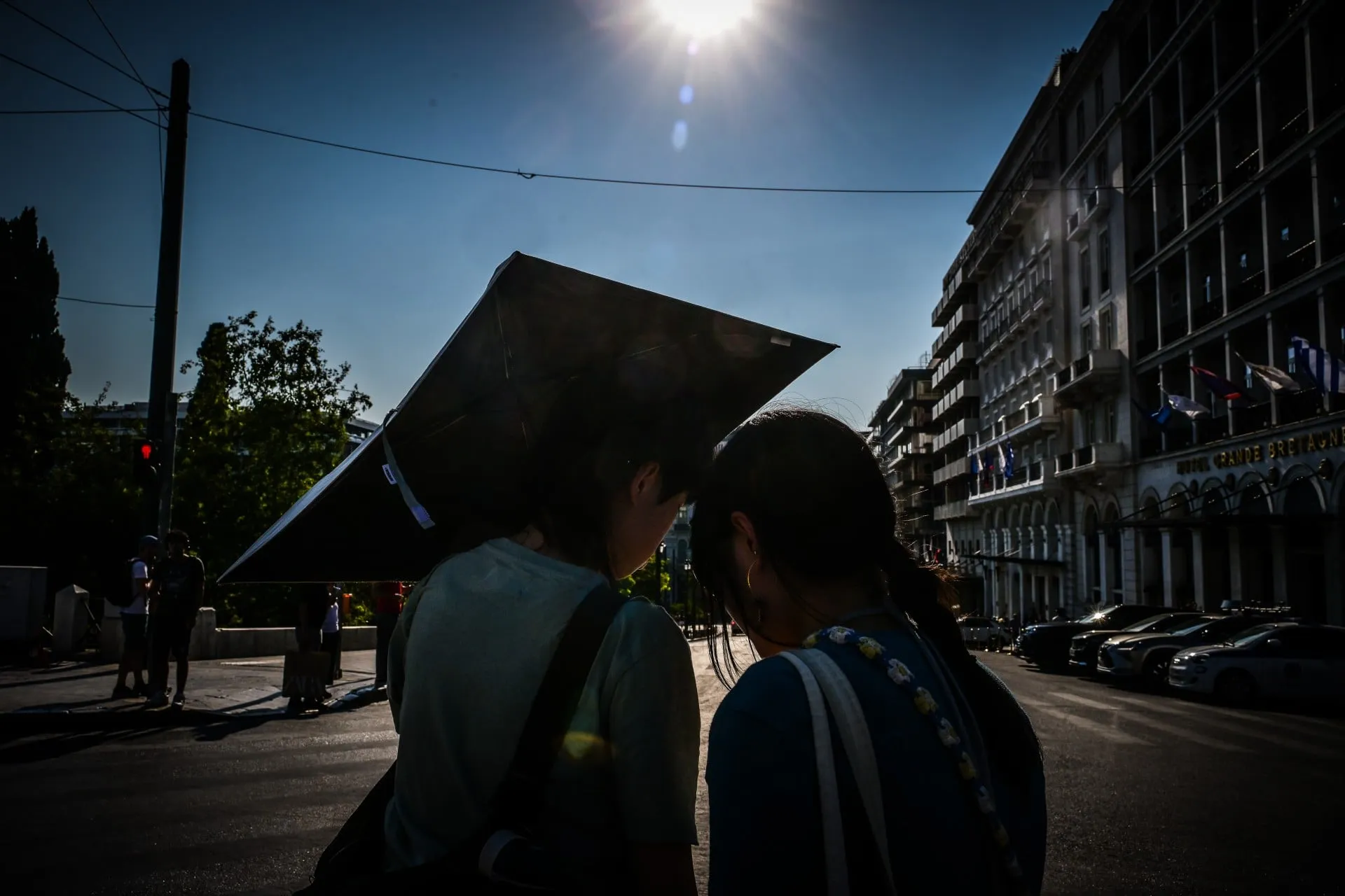 Θερμόμετρο δείχνει υψηλή θερμοκρασία κατά τον καύσωνα