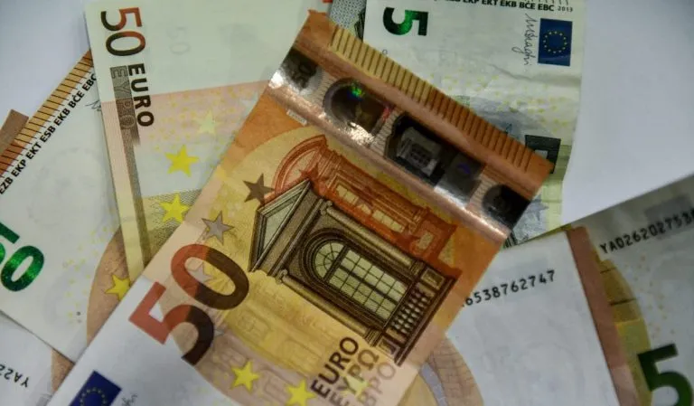Άδειο κατάστημα με πινακίδα εκπτώσεων στη βιτρίνα