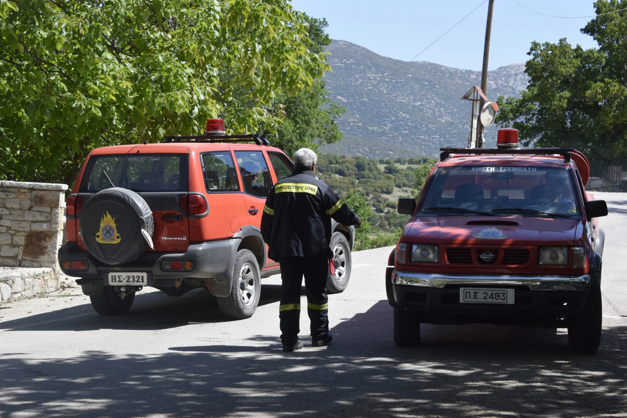 Πυροσβέστες σε επιχείρηση διάσωσης στο ρέμα Ορλιά Ολύμπου