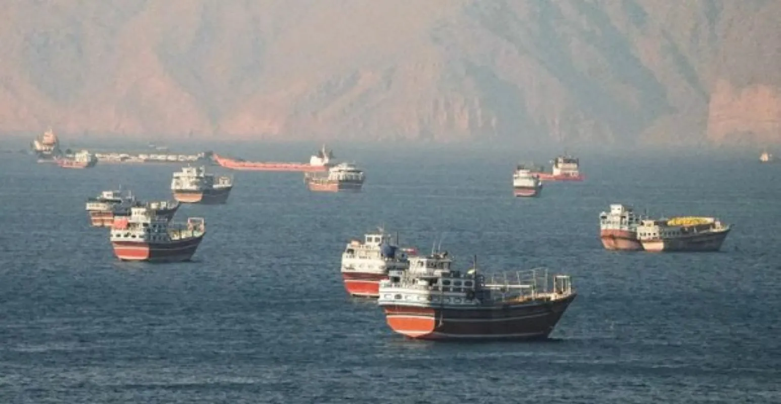 Δεξαμενόπλοιο πλέει κοντά στα Στενά του Ορμούζ