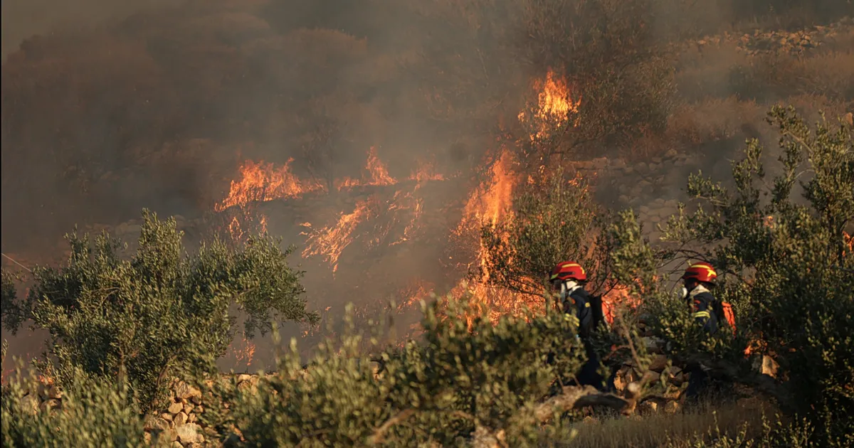 Πυροσβεστικό ελικόπτερο ρίχνει νερό σε δασική φωτιά στα Άγραφα
