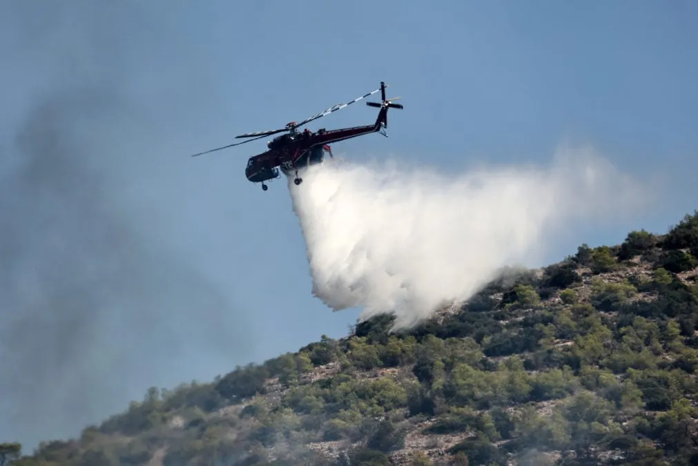 Πυροσβέστες κατασβήνουν δασική πυρκαγιά στο Ξηρόμερο