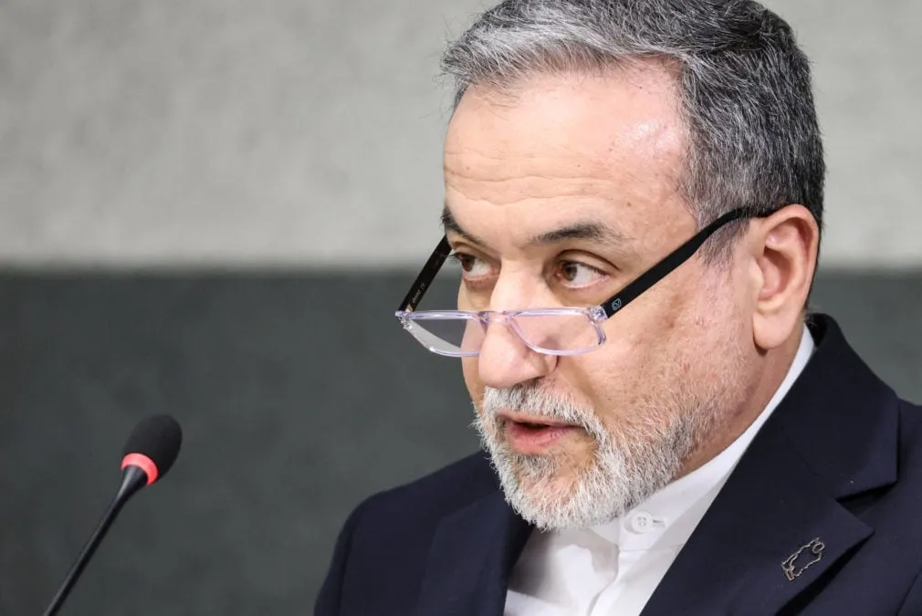 Πλοία διέρχονται από τα Στενά του Ορμούζ