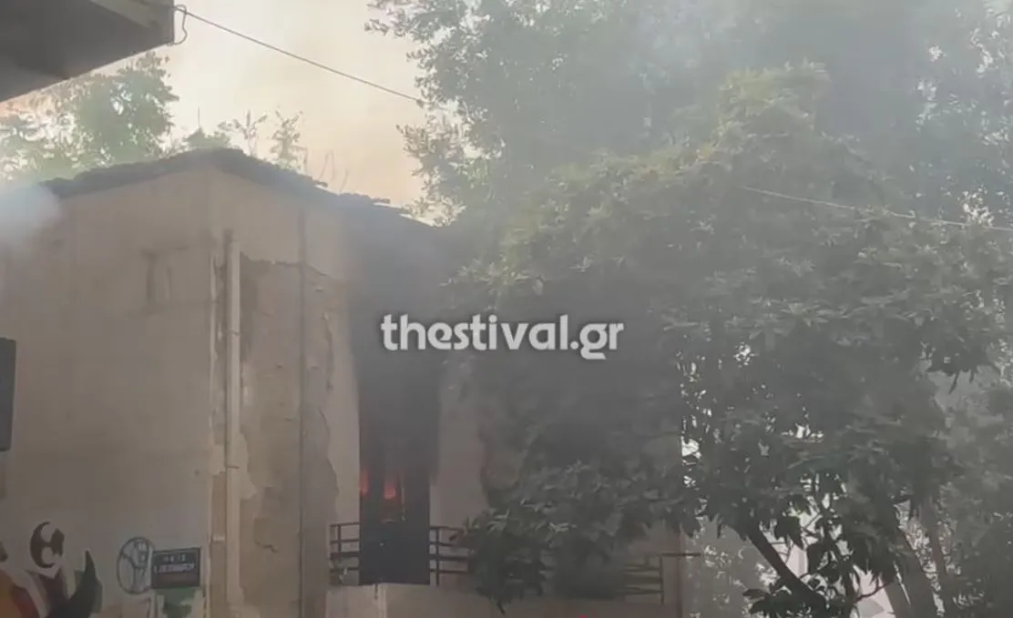 Πυροσβέστες επιχειρούν σε φωτιά στη Θεσσαλονίκη